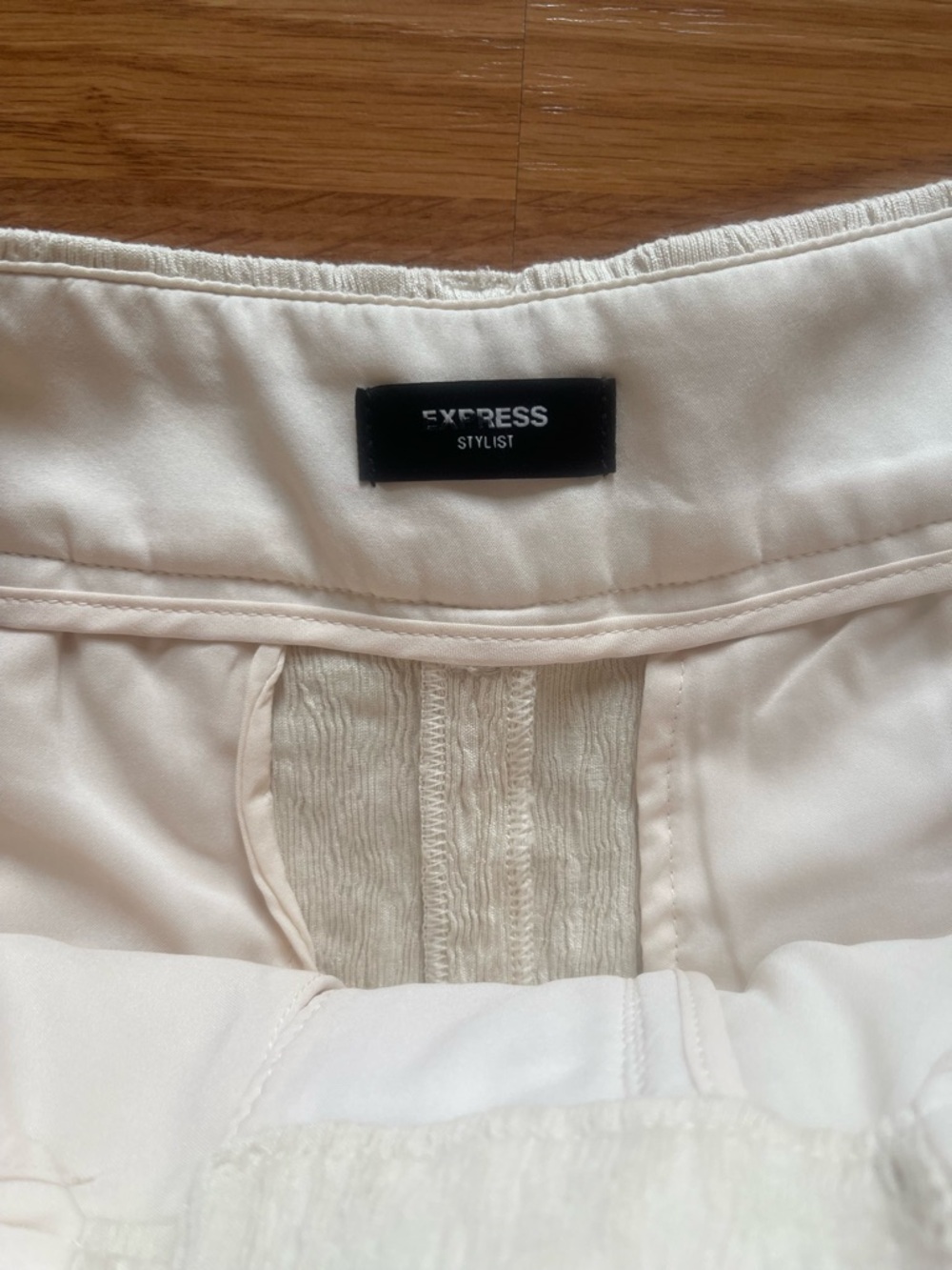 NWOT Express Women's Tailored Linen-Blend Dressy Shorts - Picture 2 of 3
